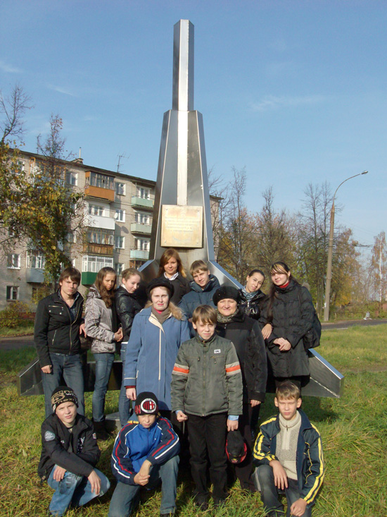 У памятного знака